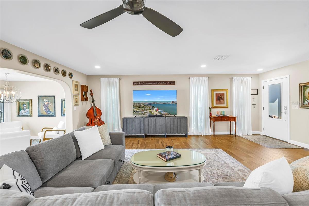Spacious Living Room with View of Pool and Water
