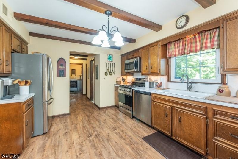 Kitchen & Breakfast Area