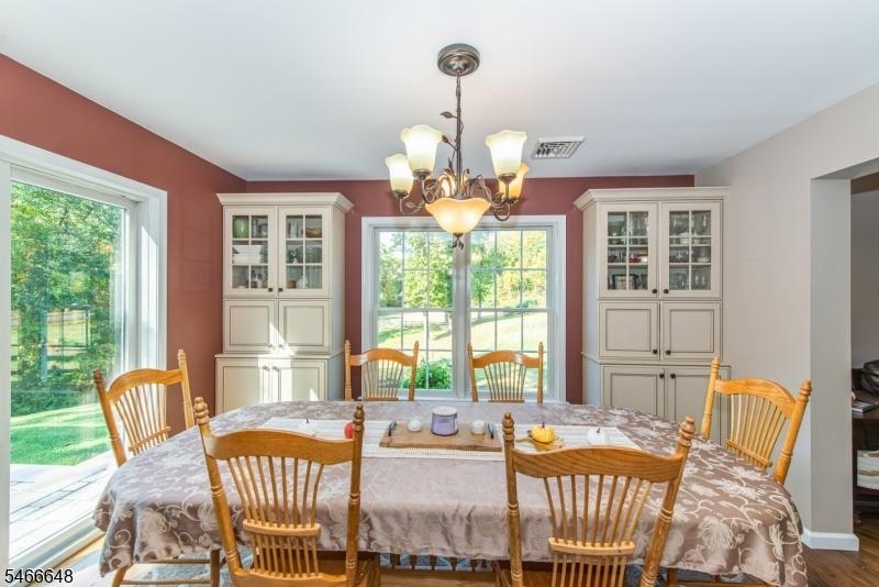 Dining Room w/builtins