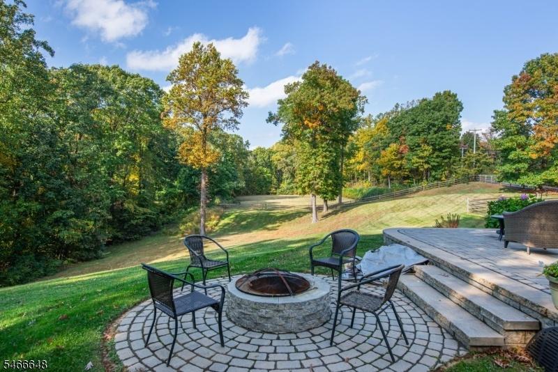 Paverstone patio w/firepit
