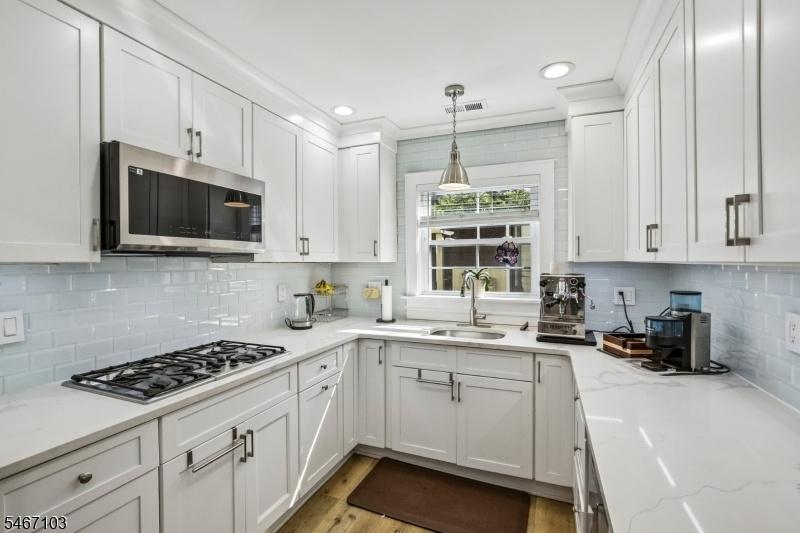 50 Kent Place Blvd Kitchen