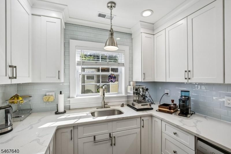50 Kent Place Blvd Kitchen