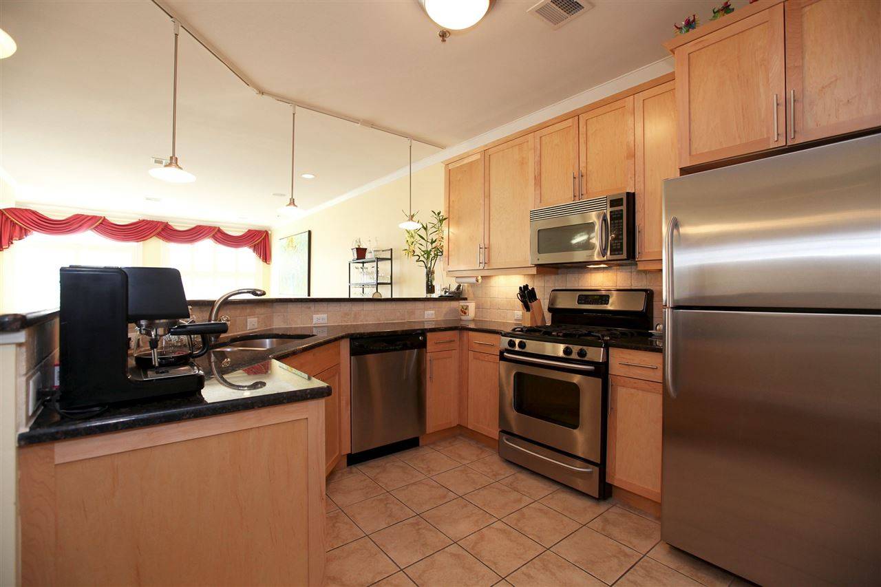 Beautiful and bright 2BR/2BA top floor unit in elevator building