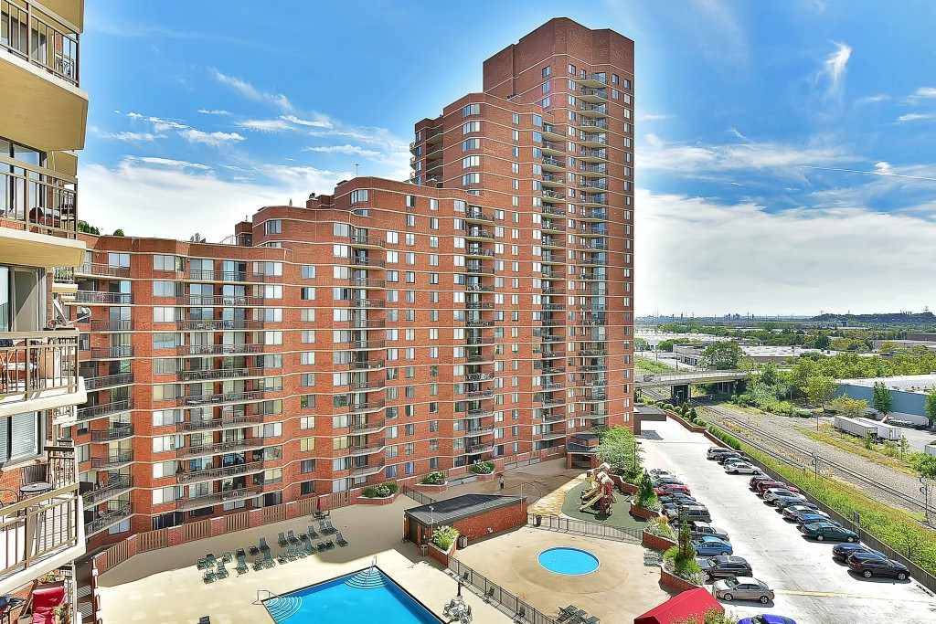 3 Bedroom (+den)/2 full bath condo with 1525 sq ft includes fabulous sunset & river views