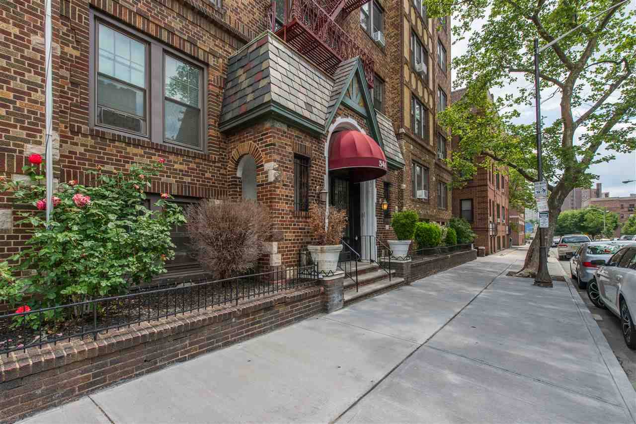 Beautifully updated one bed/one bath in a fantastic Pre-War building