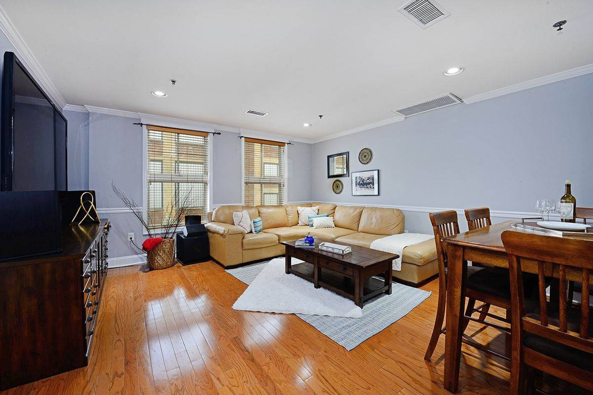 Light and airy top floor 2 bedroom (2nd bedroom is a den) at the Huntington