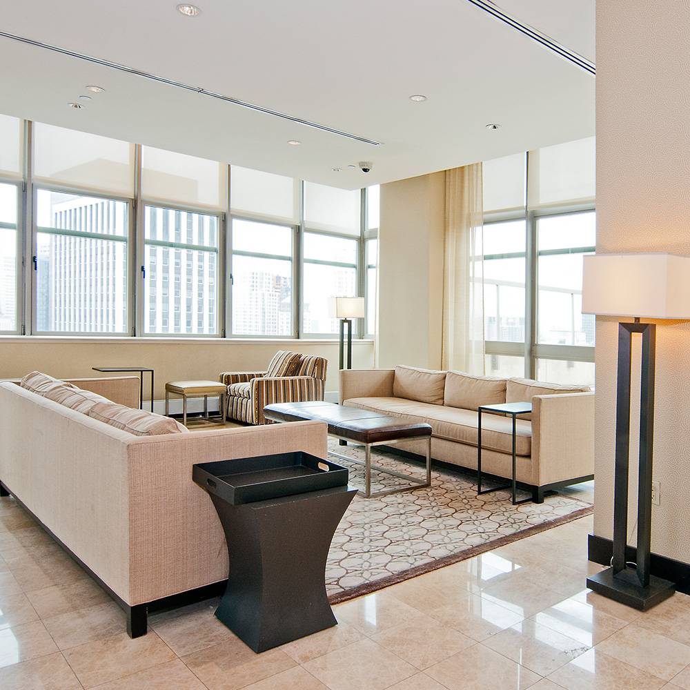 Beautiful 1 Bed Penthouse Featuring High Ceilings in the Heart of the Financial District Including NO FEES!!!