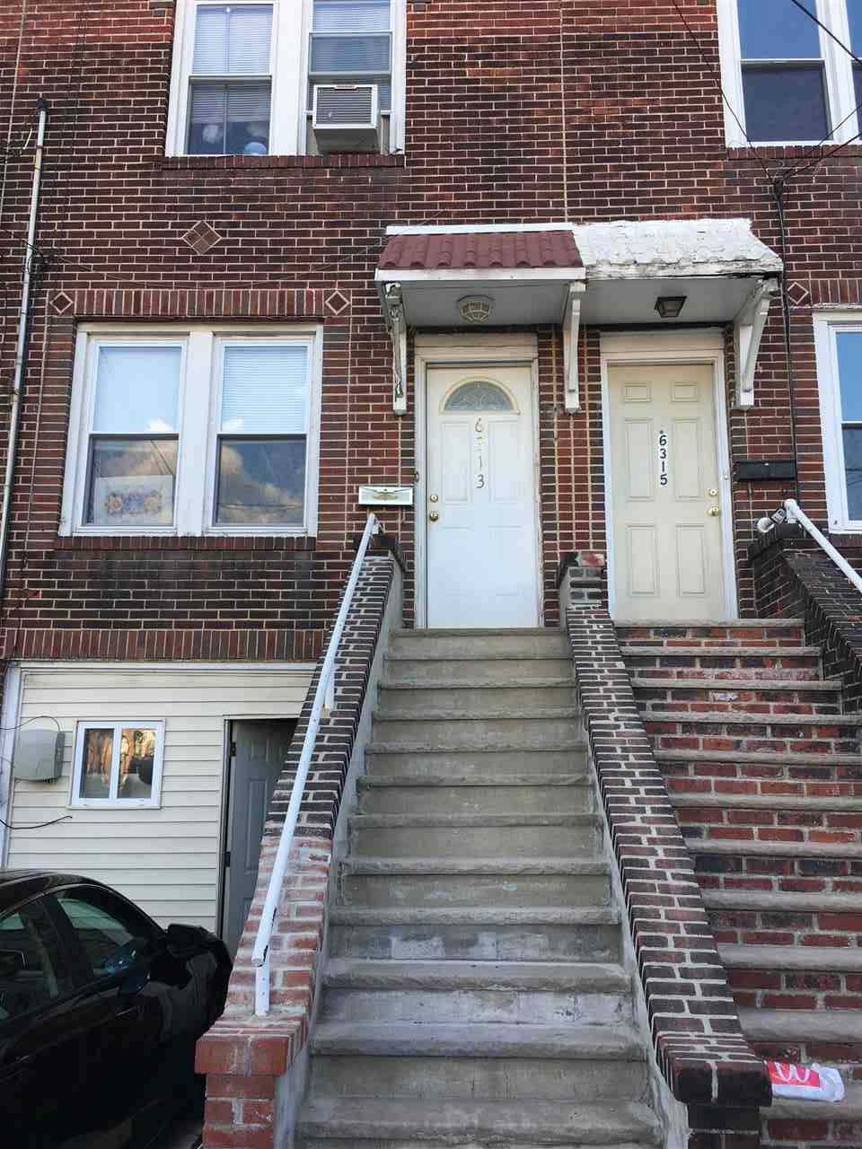 Well maintained Brick Row House; features 2 Bedroom