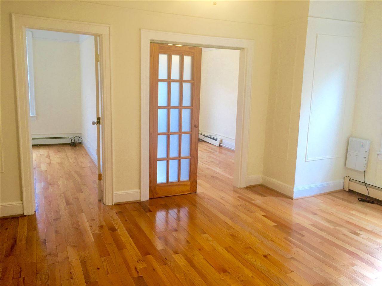 This charming 2 bed 1 bath apartment is only a 13 min walk to the West Side Light Rail Station