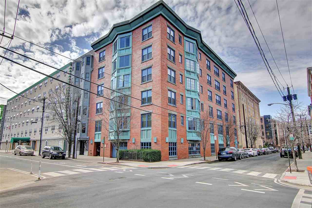 Beautifully maintained 1 - 2 BR Condo Hoboken New Jersey