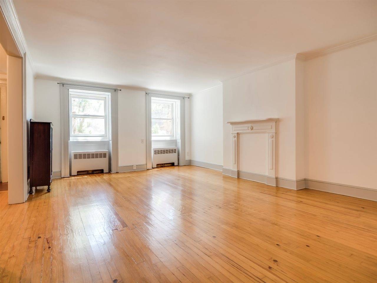 This lovely 1 bed - 1 BR Paulus Hook New Jersey