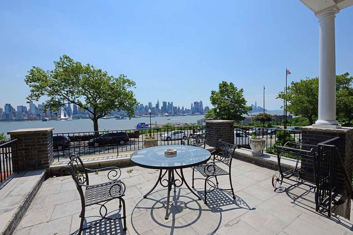 Unparalleled and unobstructed views of the Hudson River and Manhattan from this incredible 1 bedroom apartment