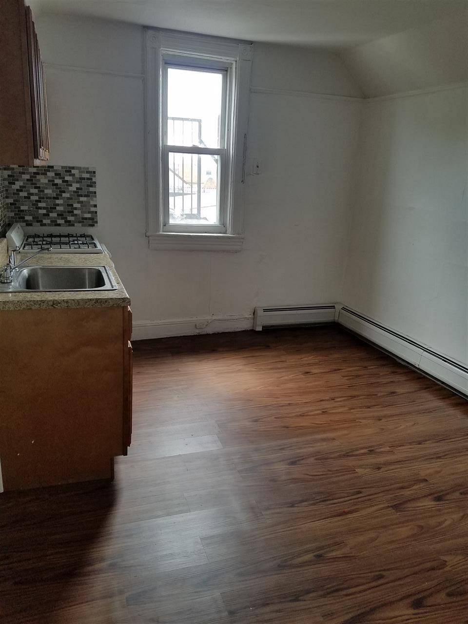 Adorable 1 bedroom on the 3rd floor of a 3 family - 1 BR New Jersey