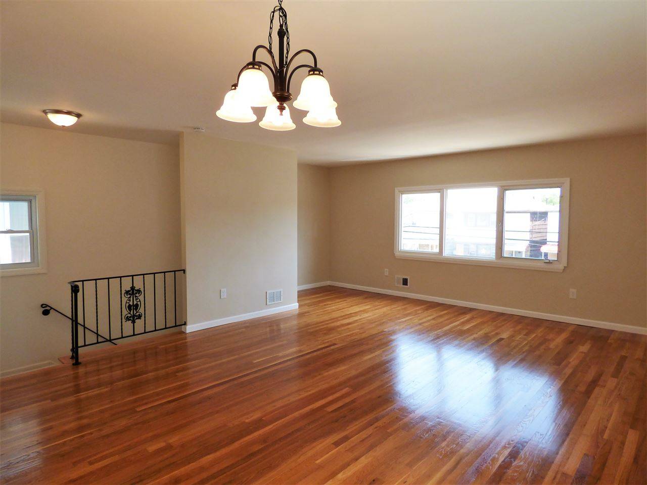 This spacious 1 bedroom apartment features gleaming hardwood floors