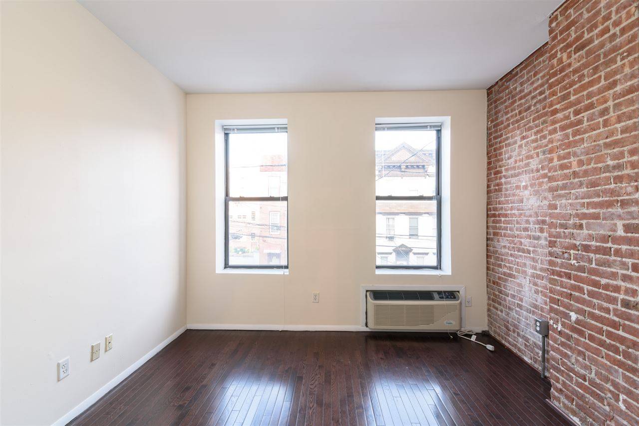 Come tour this downtown duplex - 3 BR Hoboken New Jersey