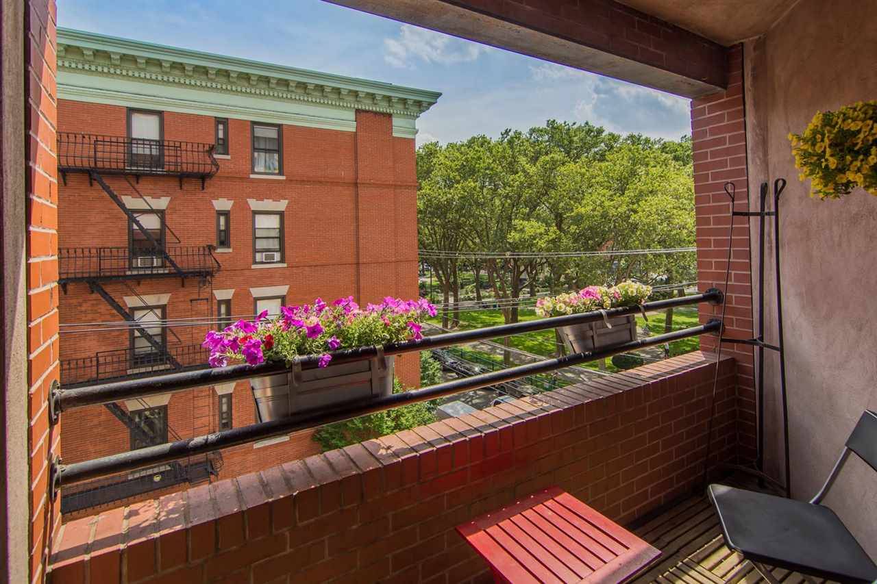 Perfectly located 1 bedroom plus den with a garage parking spot in a desired uptown elevator building
