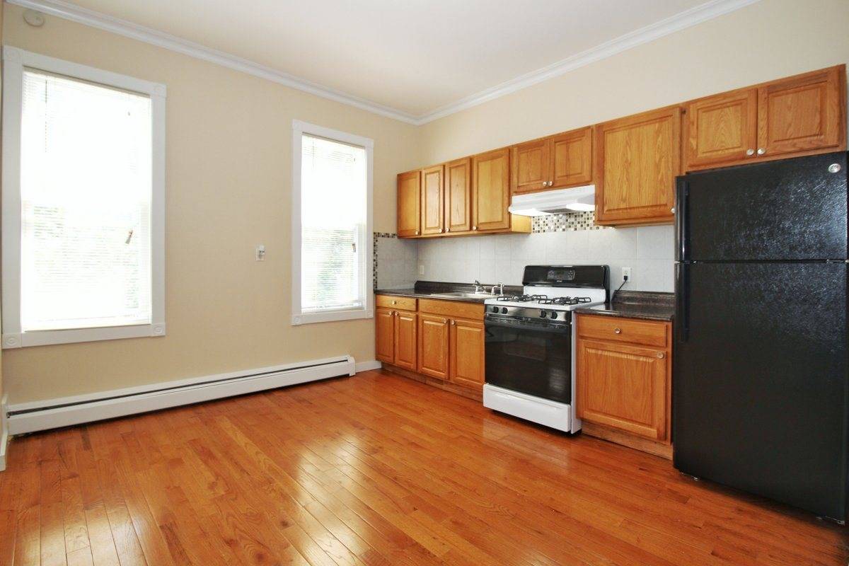 This charming one bedroom apartment is conveniently located for quick NYC access