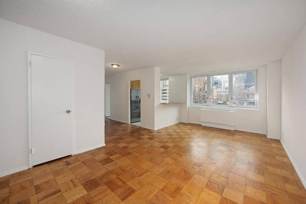 MURRAY HILL: LARGE ONE BEDROOM - FULL SERVICE BUILDING -  OPEN CITY VIEWS - NO FEE