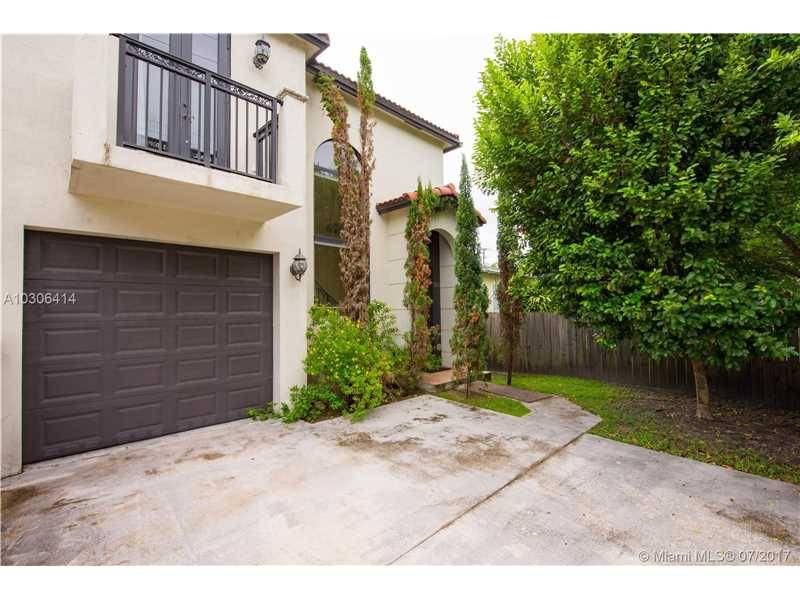 PRICE REDUCTION ON THIS AMAZING 5 BED/ 4 BATH TOWNHOME IN COCONUT GROVE