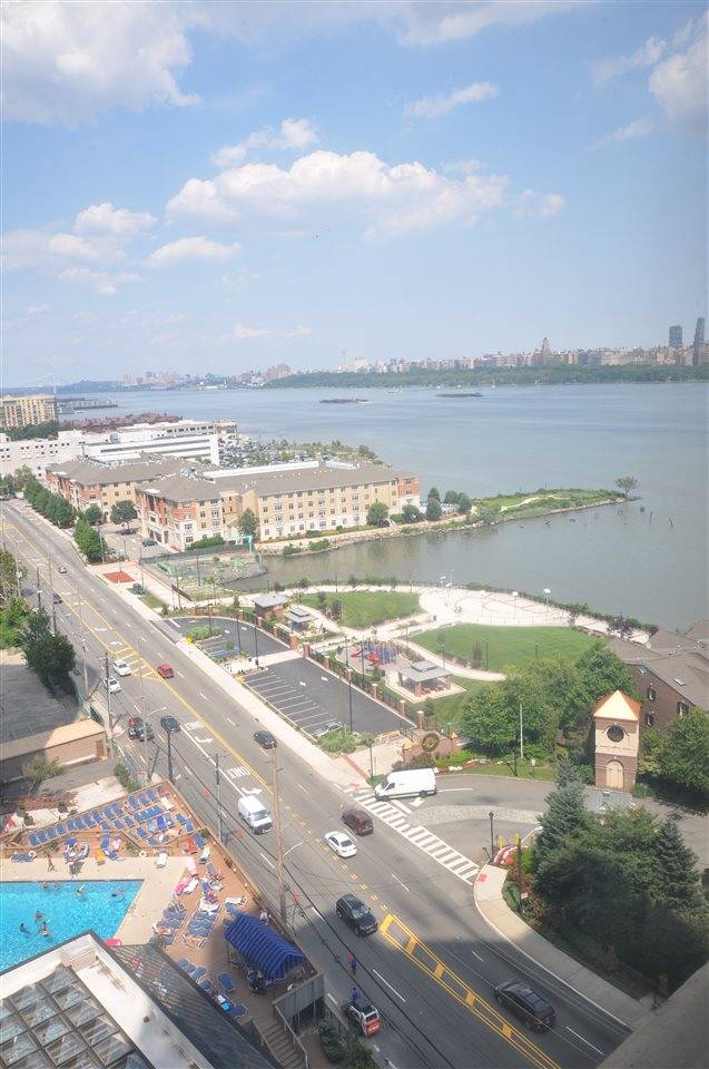 LARGE SPACIOUS 1 BEDROOM APT W/PASS-THRU KITCHEN W/SEPARATE DINING ROOM W/NORTHEAST RIVER VIEW OF GEORGE WASHINGTON BRIDGE TO 79TH BOAT BASIN