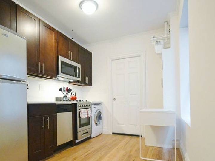 Prime Renovated East Village 1 bedroom with Laundry and Rooftop access