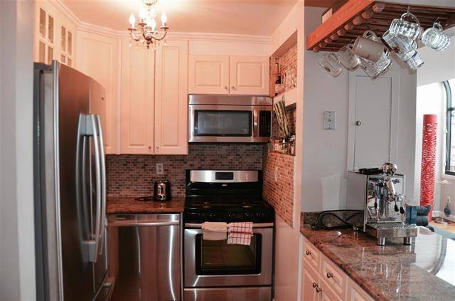 Fantastic 2 bedroom 2 bath duplex that has views of the Empire State Bldg and Freedom Tower