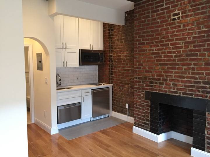Low Fee Renovated Sunny Studio Apartment for Rent in Greenwich Village near NYU