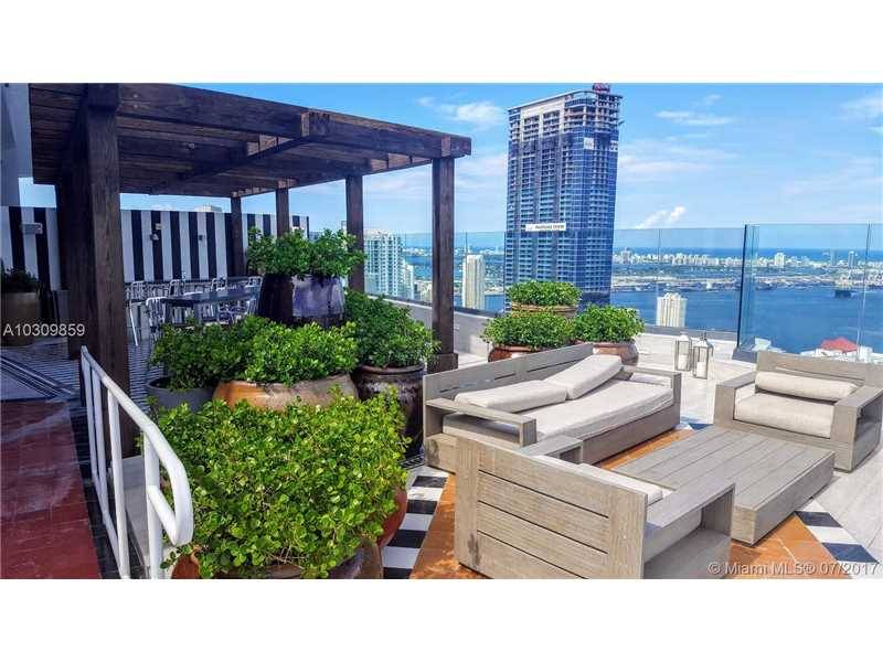 Amazing 2 Bedrooms and 2 Baths With stunning panoramic views to Miami Skyline