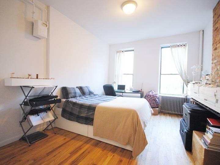 Prime East Village Sunny Studio Steps from Tompkin Square and Transportation