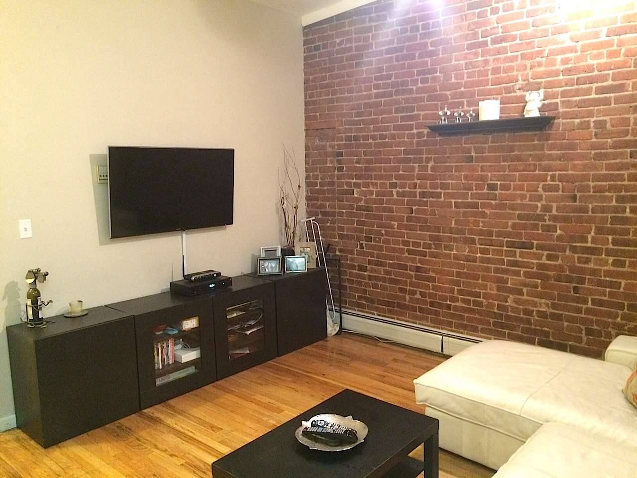 Perfect 1st & Bloomfield downtown location in a charming row house