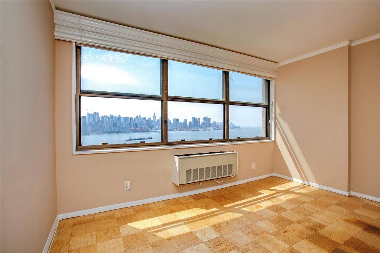 Stunning 932 SqFt condo with unobstructed mid town and downtown NYC views