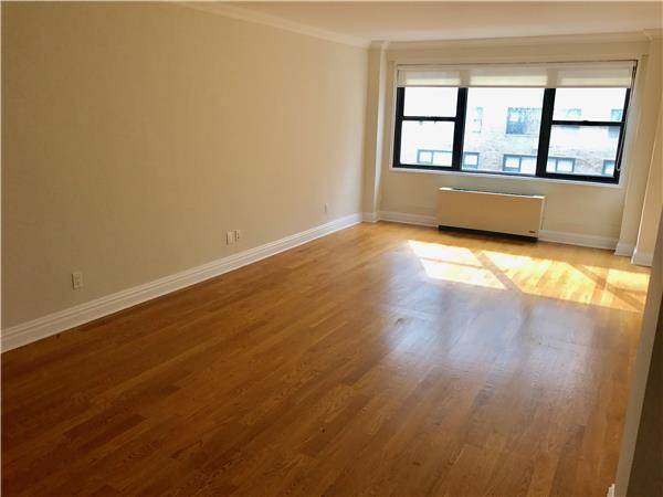 MURRAY HILL: LARGE ONE BEDROOM FLEX TWO - FULL SERVICE BUILDING - NO FEE