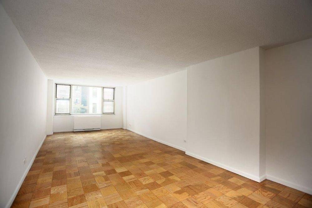 MURRAY HILL: LARGE ONE BEDROOM - FULL SERVICE BUILDING - PRIME LOCATION