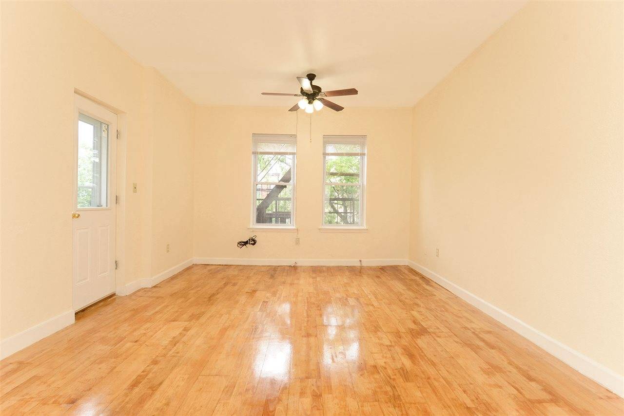 Charming 2 bedroom/1 bath apartment minutes to Downtown Jersey City