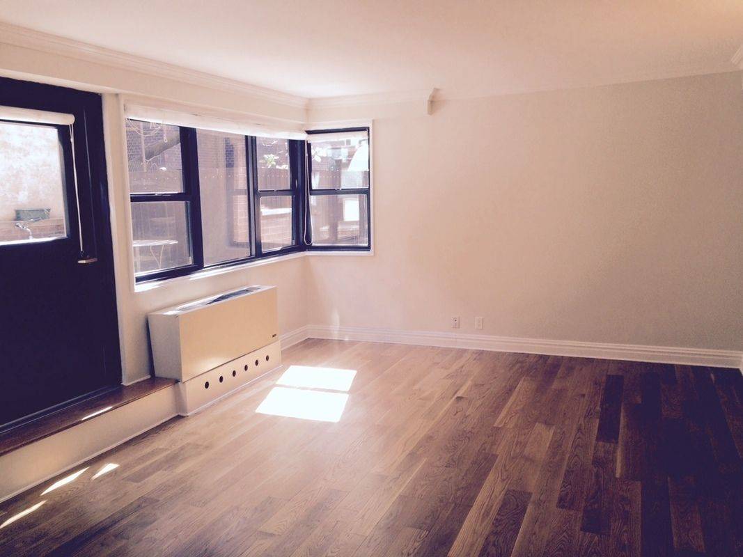 MURRAY HILL: FULL SERVICE BUILDING - STUDIO WITH OUTDOOR SPACE - NO FEE