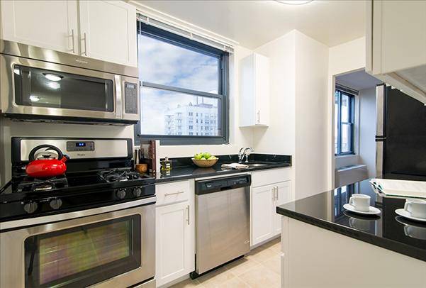 Beautiful and Spacious 2 Bedroom 2 Bath with a PRIVATE BALCONY in Murray Hill with Stunning Views!!