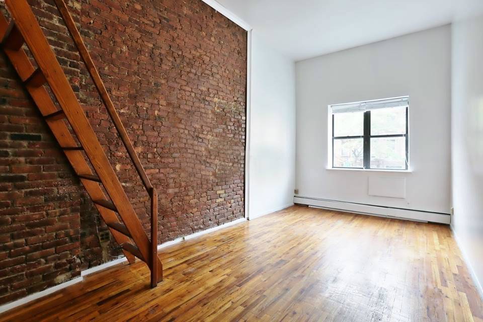 Gorgeous 1 Bed With 13' Ceilings & Massive Upstairs Loft Space