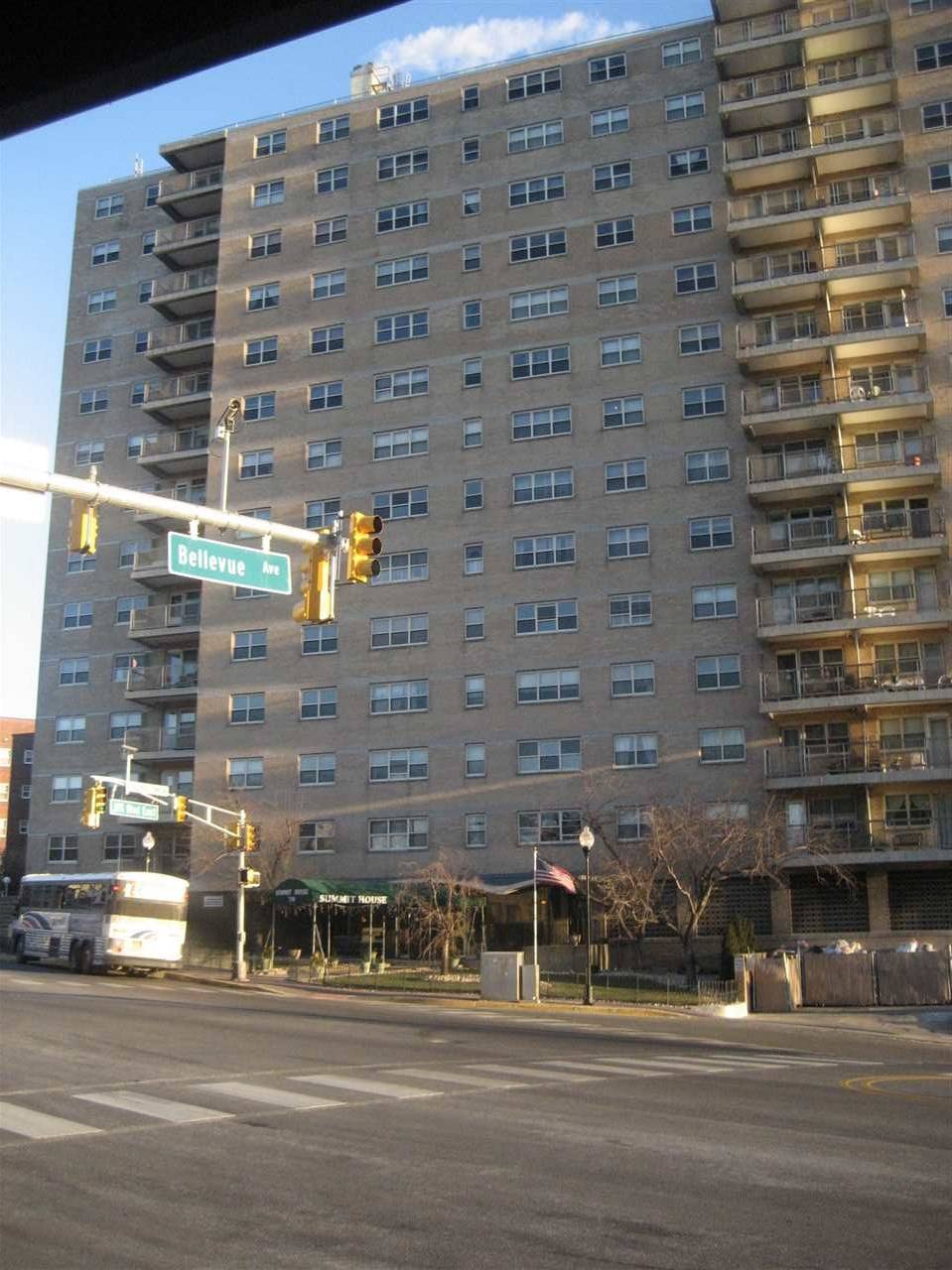 RENOVATED ONE BEDROOM ONE BATH IN FULL-SERVICE - 1 BR Condo New Jersey