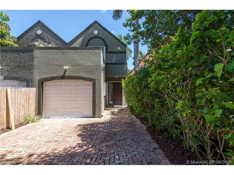 Lovely gated townhome just blocks from the Grove village centers boutiques