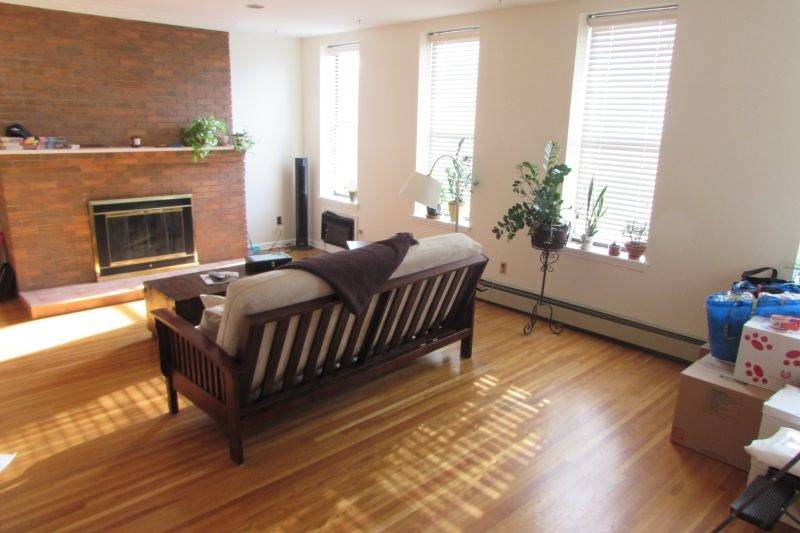 Bright and spacious 950 Sq Ft 1 Bedroom Condo Apartment