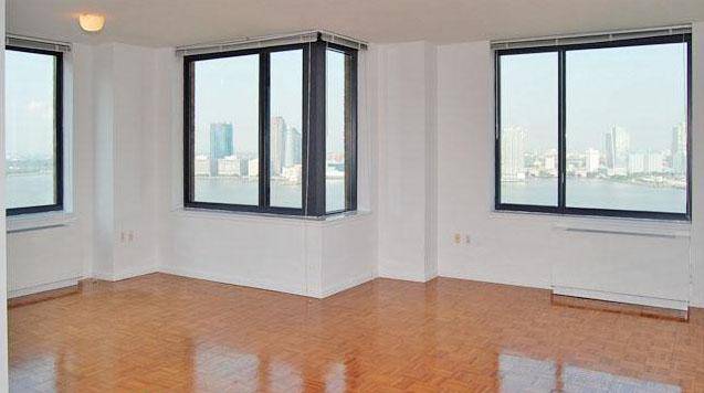 Battery Park City Studio With Huge Closets & Views Of Statue Of Liberty