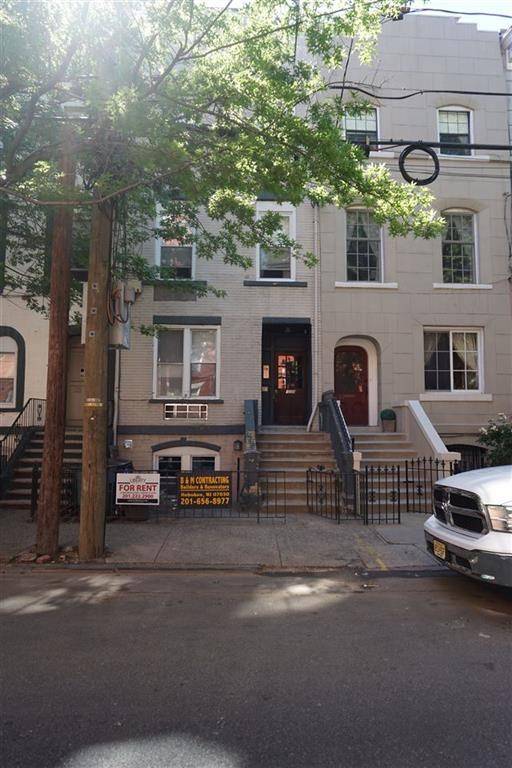 Commuter friendly one bedroom apartment located on Garden St between 1st and 2nd St