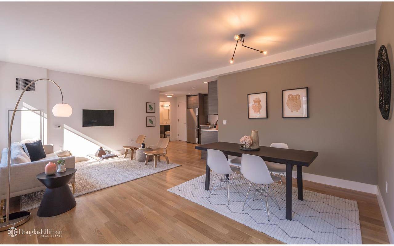 INCREDIBLE, 1,250 square foot No Fee 3 Bedroom/2 Bath Apartment in Brooklyn Heights Luxury Building
