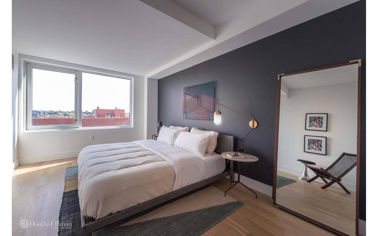 Massive No Fee 2 Bedroom/2 Bath Apartment in Brooklyn Heights Luxury Building