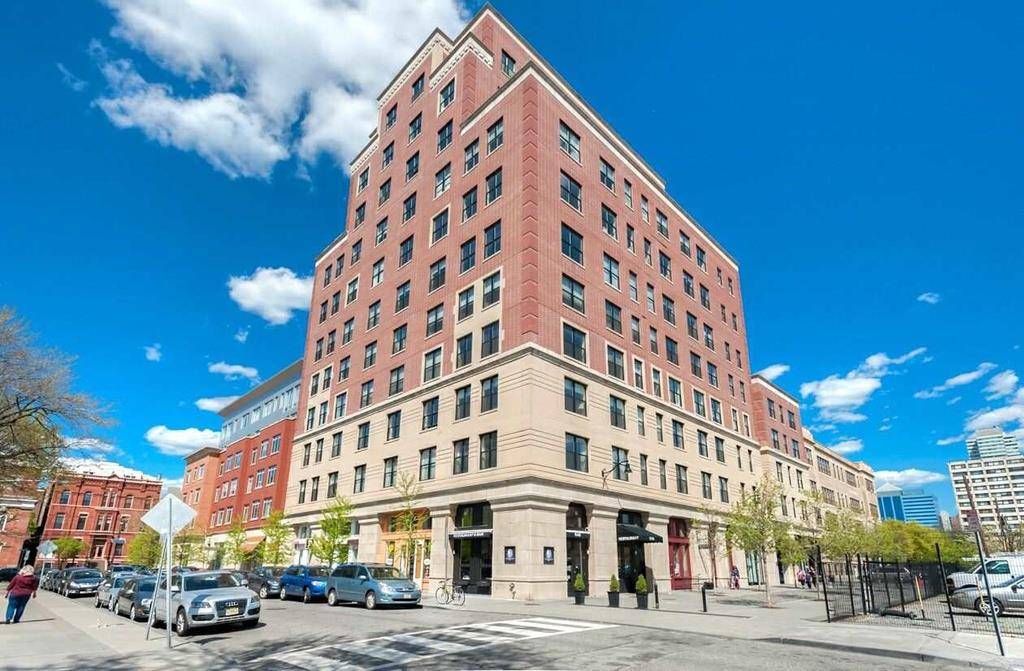 Located in the highly sought-after Hamilton Square Condominiums with Western exposures