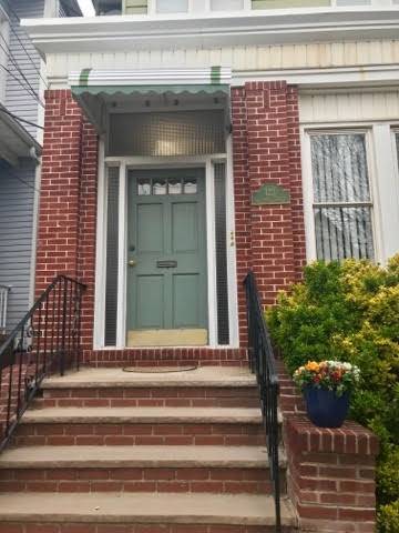 Located near the Weehawken Reservoir this 1BA/1BA apartment is ideal for someone looking for a quick commute to Midtown