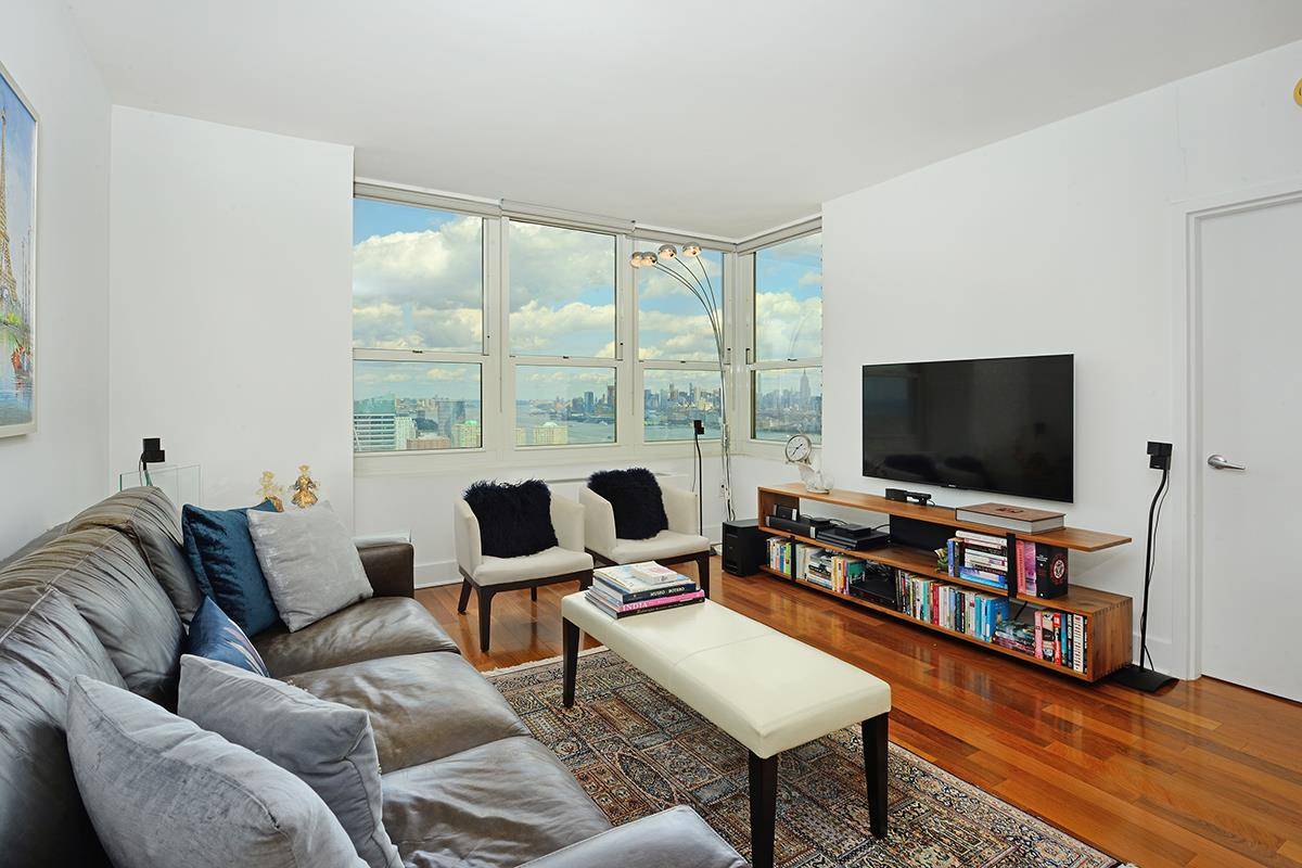 True luxury living with unprecedented NYC and river views from the 48th floor