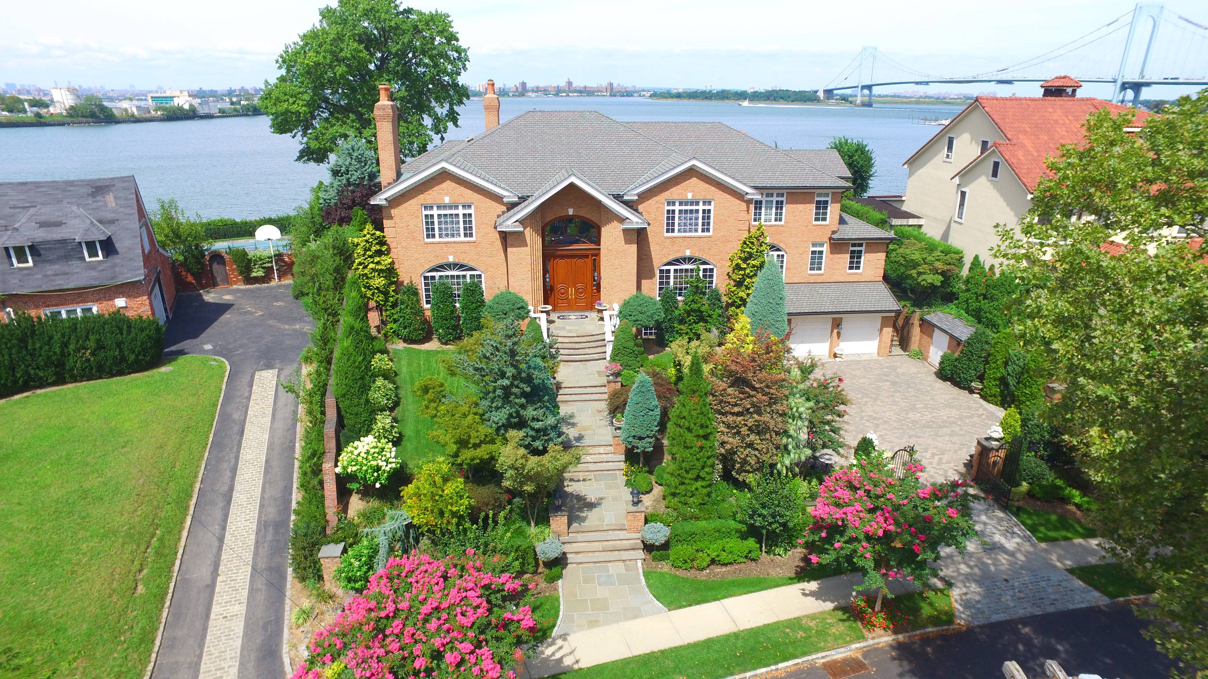Waterfront Mansion for Sale in Malba!