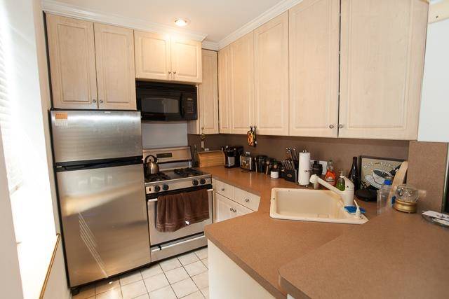 Great location and well maintained 1br/1ba in elevator building with hardwood floors