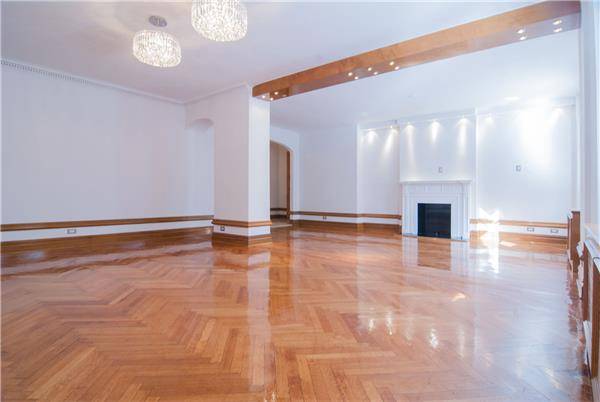 NO Fee! Beautiful Upper West Side 4 Bedroom Apartment With Great Space